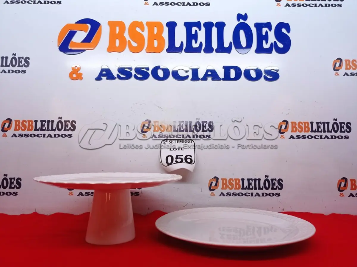 LOTE 056 - 01 BAILARINA PARA BOLO E 01 PRATO EM PORCELANA. (NO ESTADO) ATENÇÃO! FAZER A VISITAÇÃO ANTES DE ARREMATAR, NÃO SABEMOS SE FUNCIONA. LEILÃO NÃO TEM GARANTIA E NEM DEVOLUÇÃO, SUJEITO A POSSÍVEIS AVARIAS VISÍVEIS/OCULTAS E/OU AUSÊNCIA DE COMPONENTES.