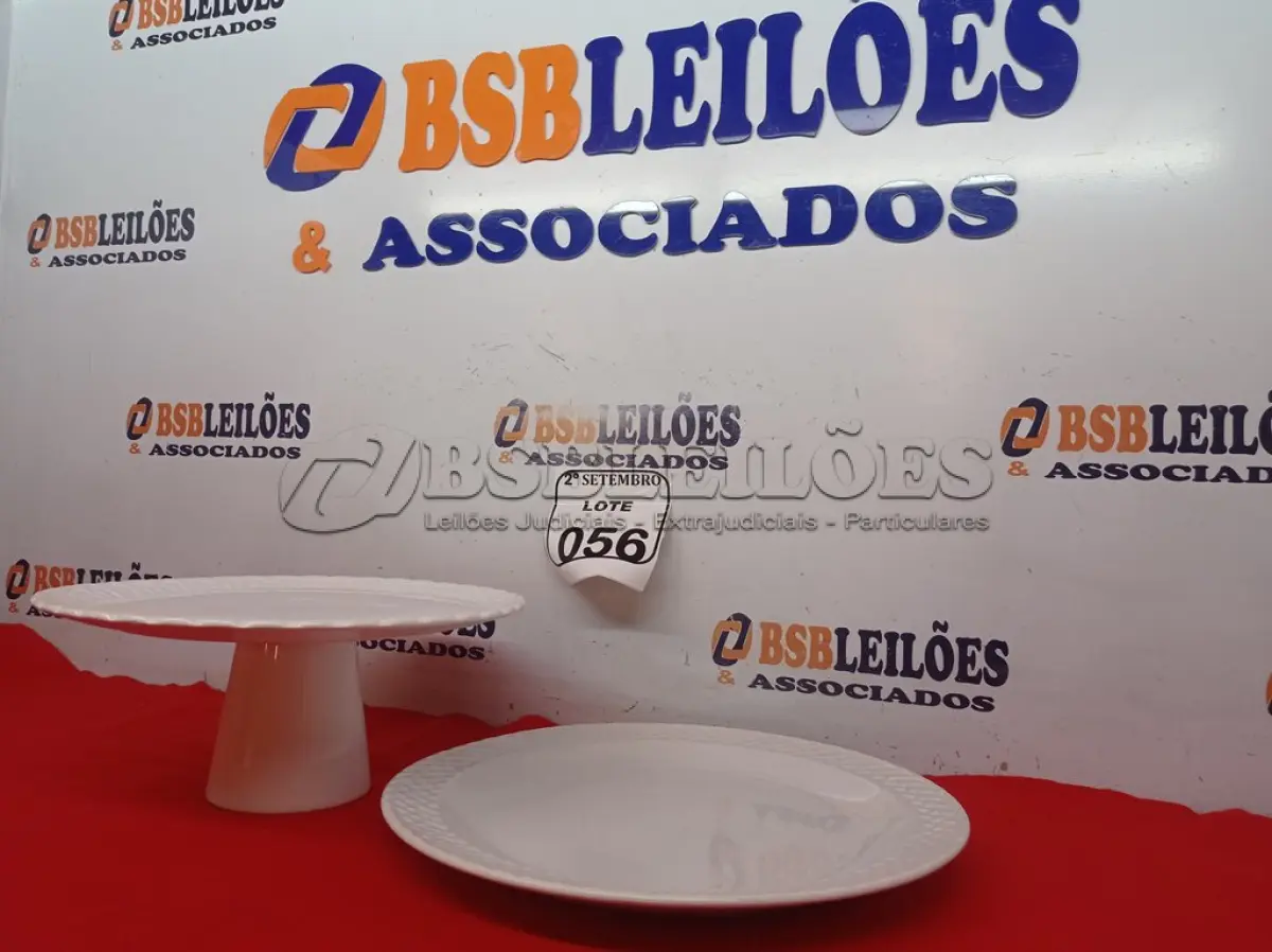 LOTE 056 - 01 BAILARINA PARA BOLO E 01 PRATO EM PORCELANA. (NO ESTADO) ATENÇÃO! FAZER A VISITAÇÃO ANTES DE ARREMATAR, NÃO SABEMOS SE FUNCIONA. LEILÃO NÃO TEM GARANTIA E NEM DEVOLUÇÃO, SUJEITO A POSSÍVEIS AVARIAS VISÍVEIS/OCULTAS E/OU AUSÊNCIA DE COMPONENTES.