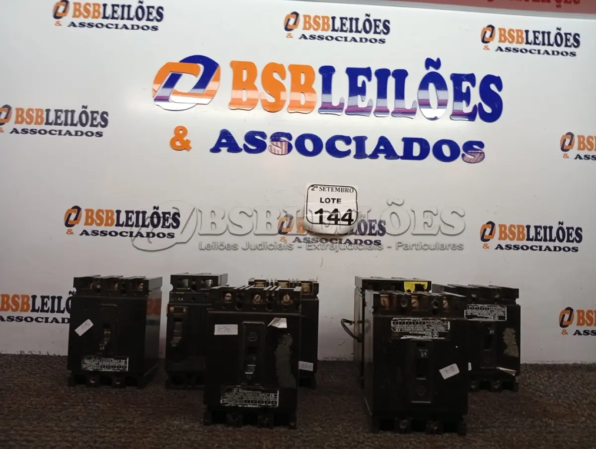 LOTE 144 - 07 DISJUNTORES TAMANHOS DIVERSOS. (NO ESTADO) ATENÇÃO! FAZER A VISITAÇÃO ANTES DE ARREMATAR, NÃO SABEMOS SE FUNCIONA. LEILÃO NÃO TEM GARANTIA E NEM DEVOLUÇÃO, SUJEITO A POSSÍVEIS AVARIAS VISÍVEIS/OCULTAS E/OU AUSÊNCIA DE COMPONENTES.