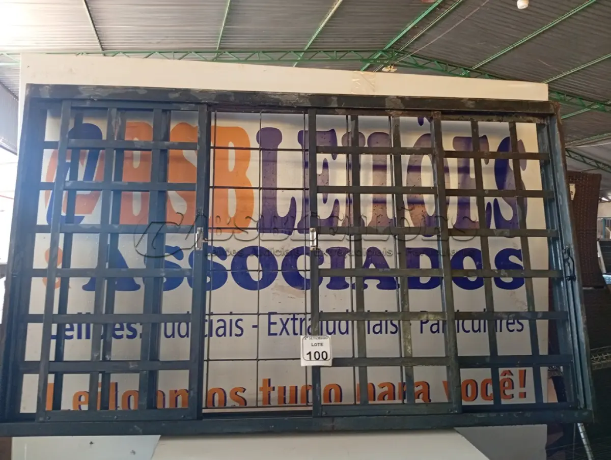 LOTE 100 - 01 JANELA VENEZIANA 2X1. (NO ESTADO) ATENÇÃO! FAZER A VISITAÇÃO ANTES DE ARREMATAR, NÃO SABEMOS SE FUNCIONA. LEILÃO NÃO TEM GARANTIA E NEM DEVOLUÇÃO, SUJEITO A POSSÍVEIS AVARIAS VISÍVEIS/OCULTAS E/OU AUSÊNCIA DE COMPONENTES.