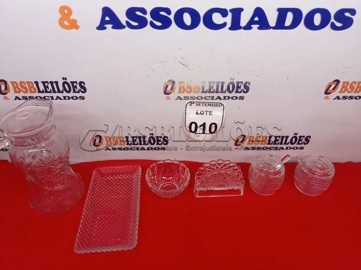 LOTE 010 - 01 KIT MELEIRO, 01 AÇUCAREIRO, 01 BANDEJA, 01 JARRA, 01 PORTA GUARDANAPOS E 01 TIGELA DE VIDRO. (NO ESTADO) ATENÇÃO! FAZER A VISITAÇÃO ANTES DE ARREMATAR, NÃO SABEMOS SE FUNCIONA. LEILÃO NÃO TEM GARANTIA E NEM DEVOLUÇÃO, SUJEITO A POSSÍVEIS AVARIAS VISÍVEIS/OCULTAS E/OU AUSÊNCIA DE COMPONENTES.