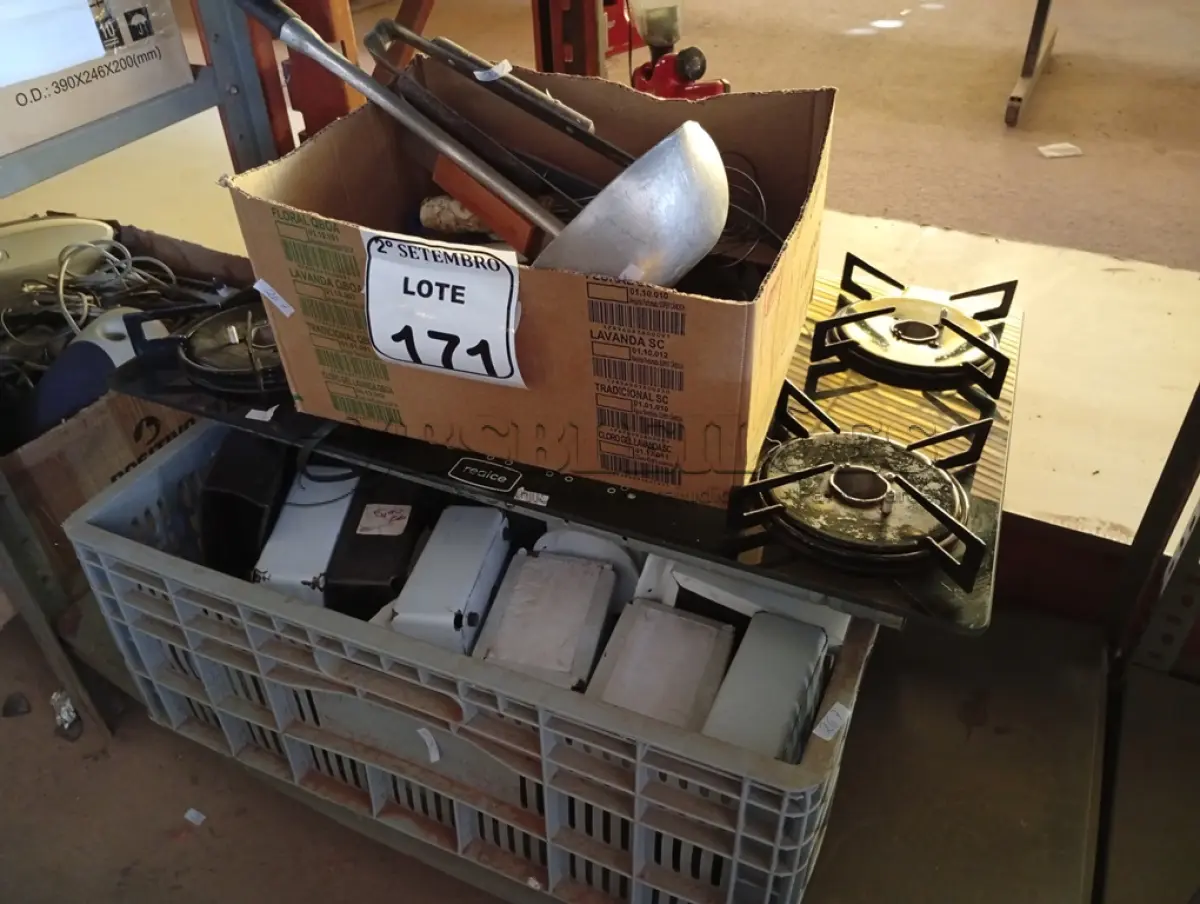 LOTE 171 - 01 FOGÃO COOKTOP E UTENSÍLIOS DIVERSOS. (NO ESTADO) ATENÇÃO! FAZER A VISITAÇÃO ANTES DE ARREMATAR, NÃO SABEMOS SE FUNCIONA. LEILÃO NÃO TEM GARANTIA E NEM DEVOLUÇÃO, SUJEITO A POSSÍVEIS AVARIAS VISÍVEIS/OCULTAS E/OU AUSÊNCIA DE COMPONENTES.