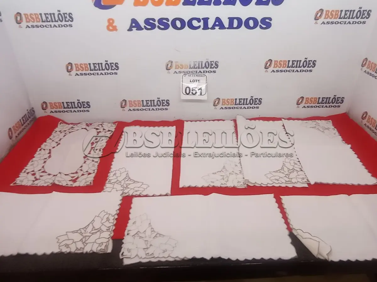 LOTE 051 - 07 GUARDANAPOS TRABALHADOS LINHO. (NO ESTADO) ATENÇÃO! FAZER A VISITAÇÃO ANTES DE ARREMATAR, NÃO SABEMOS SE FUNCIONA. LEILÃO NÃO TEM GARANTIA E NEM DEVOLUÇÃO, SUJEITO A POSSÍVEIS AVARIAS VISÍVEIS/OCULTAS E/OU AUSÊNCIA DE COMPONENTES.