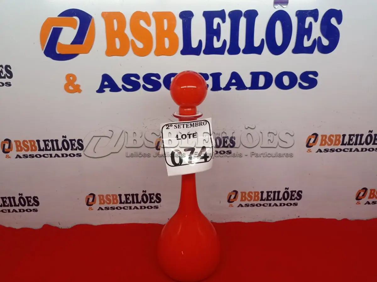 LOTE 074 - 01 GARRAFA MURANA VERMELHA C/ TAMPA. (NO ESTADO) ATENÇÃO! FAZER A VISITAÇÃO ANTES DE ARREMATAR, NÃO SABEMOS SE FUNCIONA. LEILÃO NÃO TEM GARANTIA E NEM DEVOLUÇÃO, SUJEITO A POSSÍVEIS AVARIAS VISÍVEIS/OCULTAS E/OU AUSÊNCIA DE COMPONENTES.