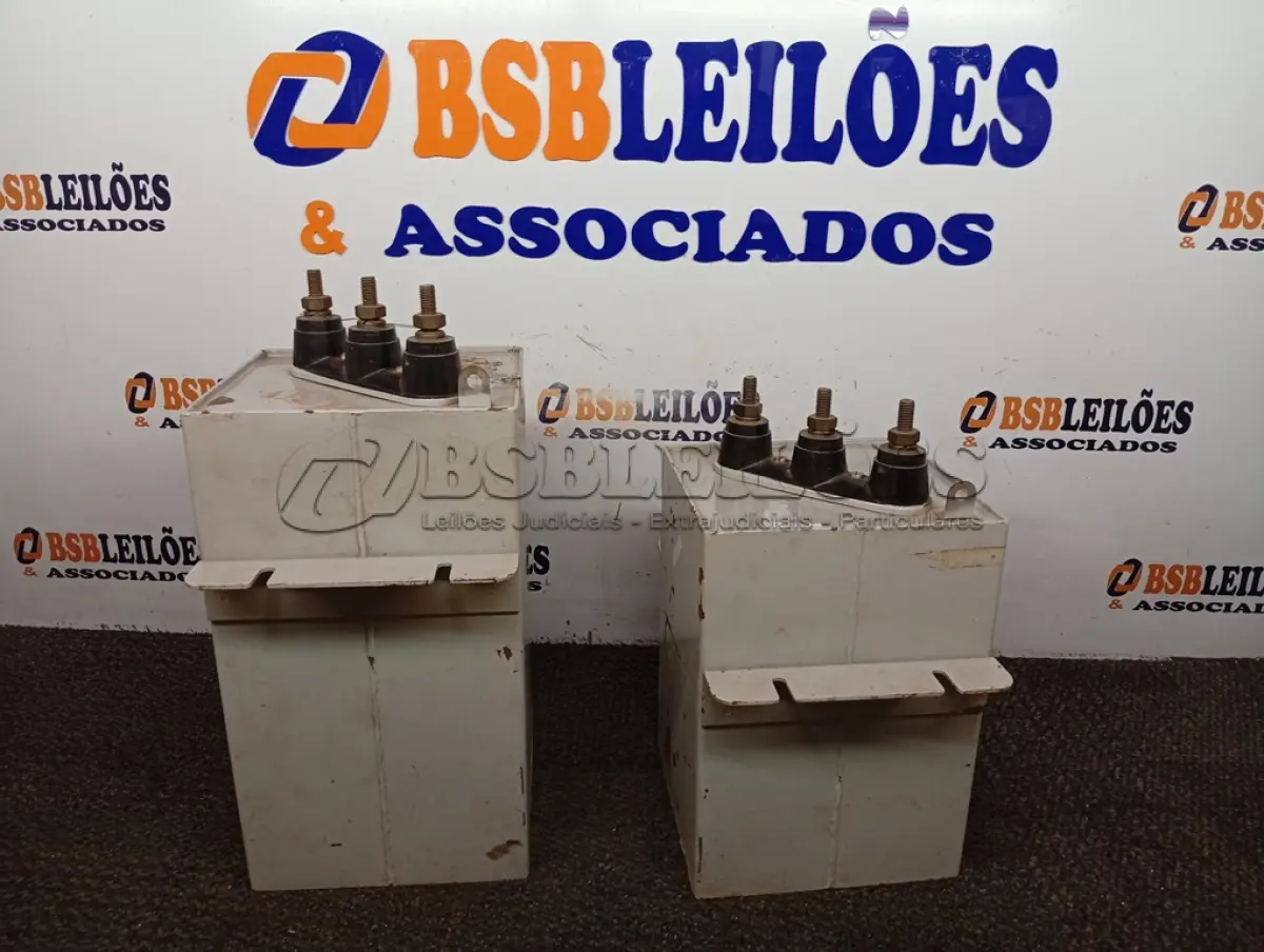 LOTE 124 - 02 CAPACITORES. (NO ESTADO) ATENÇÃO! FAZER A VISITAÇÃO ANTES DE ARREMATAR, NÃO SABEMOS SE FUNCIONA. LEILÃO NÃO TEM GARANTIA E NEM DEVOLUÇÃO, SUJEITO A POSSÍVEIS AVARIAS VISÍVEIS/OCULTAS E/OU AUSÊNCIA DE COMPONENTES.