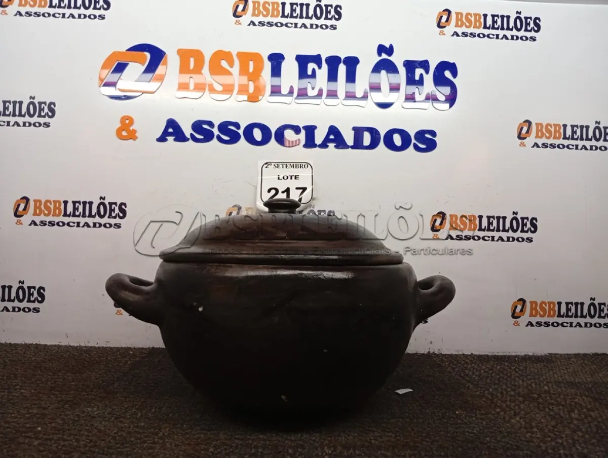 LOTE 217 - 01 PANELA DE BARRO. (NO ESTADO) ATENÇÃO! FAZER A VISITAÇÃO ANTES DE ARREMATAR, NÃO SABEMOS SE FUNCIONA. LEILÃO NÃO TEM GARANTIA E NEM DEVOLUÇÃO, SUJEITO A POSSÍVEIS AVARIAS VISÍVEIS/OCULTAS E/OU AUSÊNCIA DE COMPONENTES.