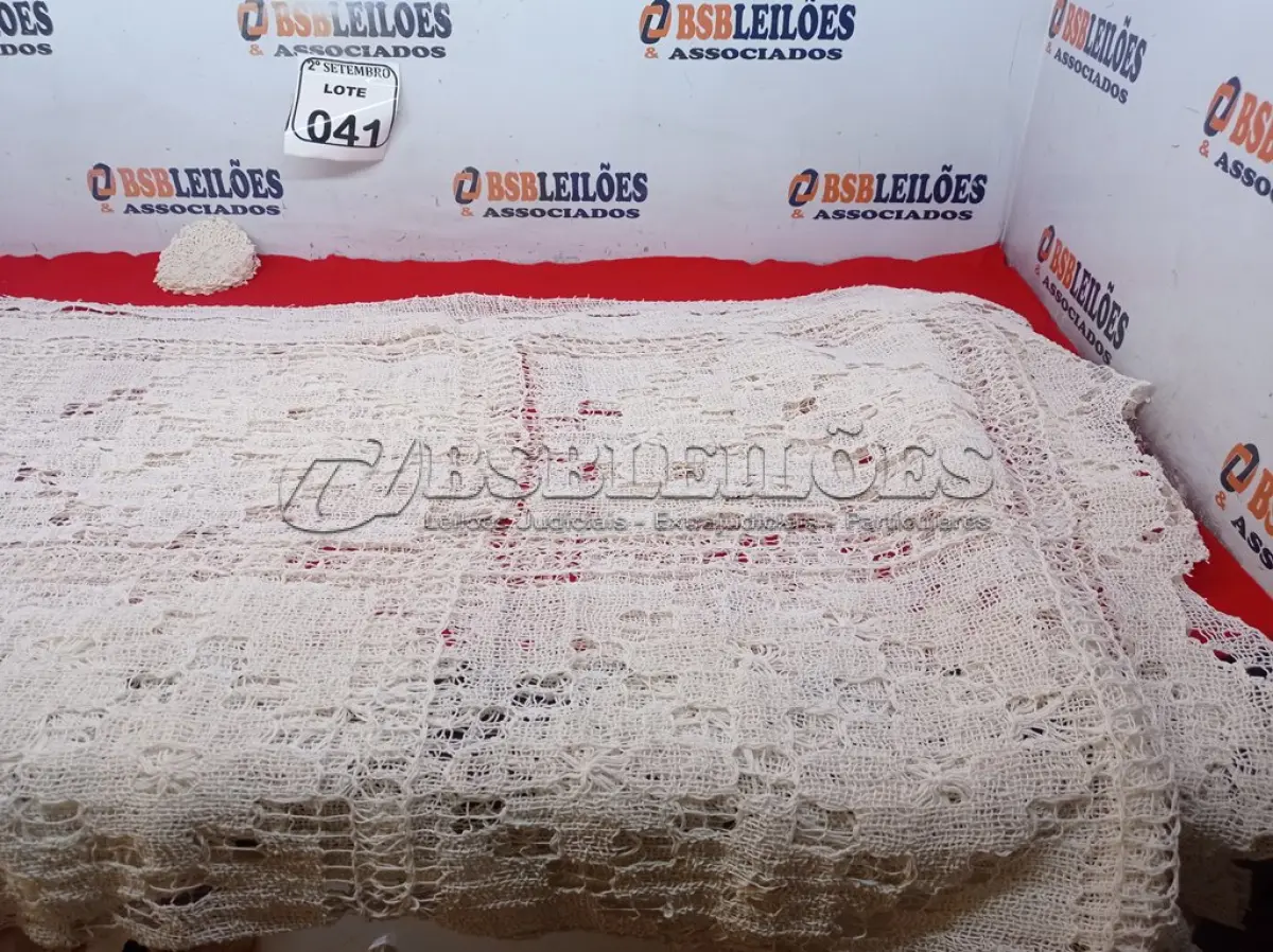 LOTE 041 - 01 TOALHA DE RENDA FILÉ COM 12 PORTA COPOS. (NO ESTADO) ATENÇÃO! FAZER A VISITAÇÃO ANTES DE ARREMATAR, NÃO SABEMOS SE FUNCIONA. LEILÃO NÃO TEM GARANTIA E NEM DEVOLUÇÃO, SUJEITO A POSSÍVEIS AVARIAS VISÍVEIS/OCULTAS E/OU AUSÊNCIA DE COMPONENTES.