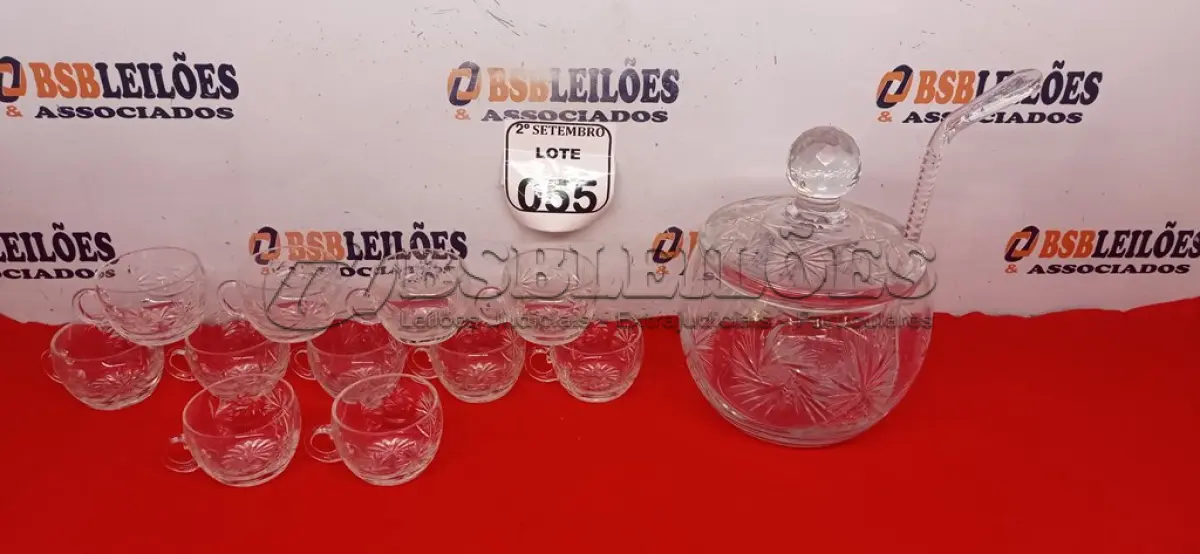 LOTE 055 - 01 PONCHEIRA, 01 CONCHA E 11 XÍCARAS. (NO ESTADO) ATENÇÃO! FAZER A VISITAÇÃO ANTES DE ARREMATAR, NÃO SABEMOS SE FUNCIONA. LEILÃO NÃO TEM GARANTIA E NEM DEVOLUÇÃO, SUJEITO A POSSÍVEIS AVARIAS VISÍVEIS/OCULTAS E/OU AUSÊNCIA DE COMPONENTES.