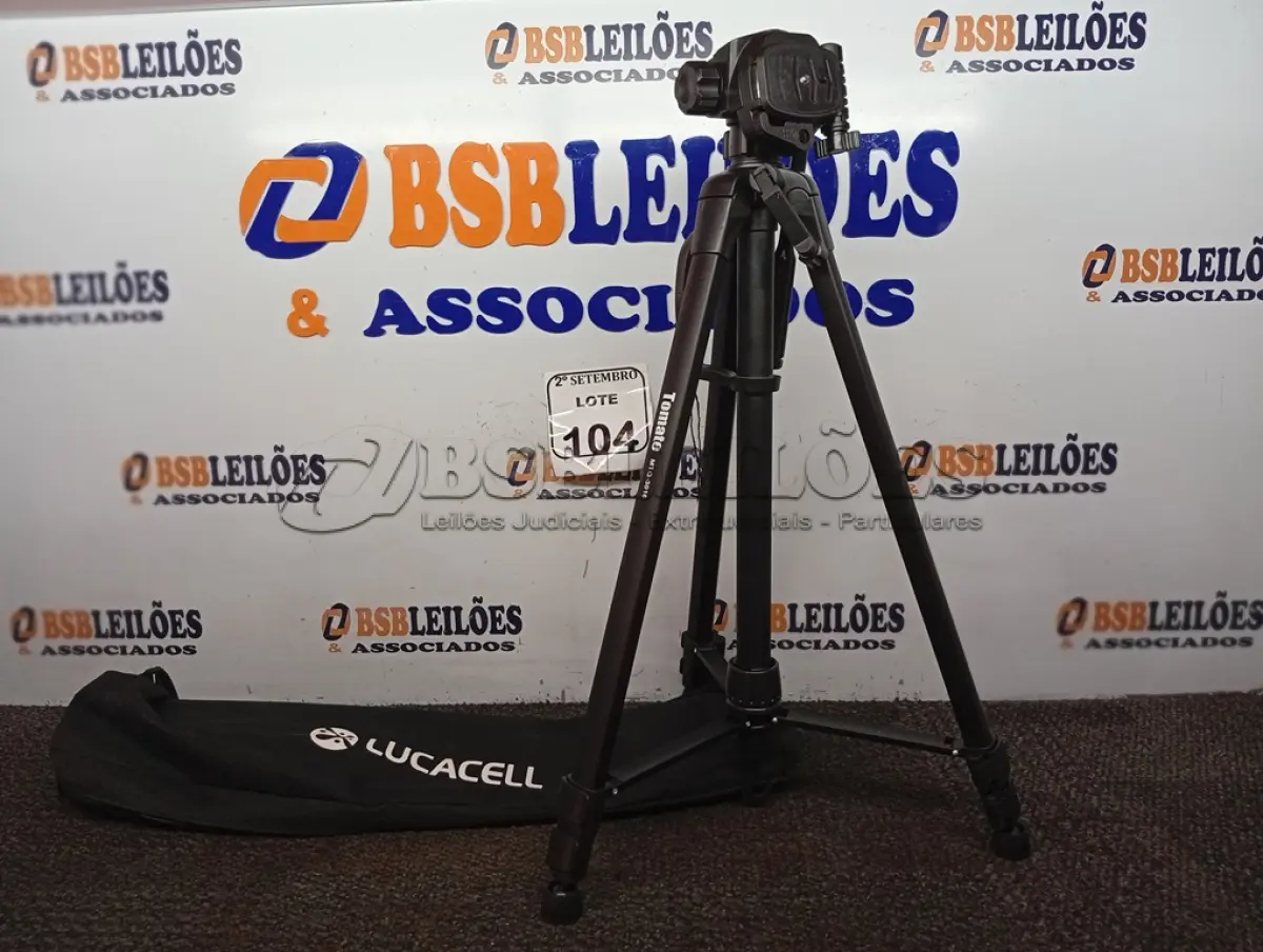 LOTE 104 - 01 TRIPÉ DE CÂMERA MARCA LUCACELL LCT-3016. (NO ESTADO) ATENÇÃO! FAZER A VISITAÇÃO ANTES DE ARREMATAR, NÃO SABEMOS SE FUNCIONA. LEILÃO NÃO TEM GARANTIA E NEM DEVOLUÇÃO, SUJEITO A POSSÍVEIS AVARIAS VISÍVEIS/OCULTAS E/OU AUSÊNCIA DE COMPONENTES.