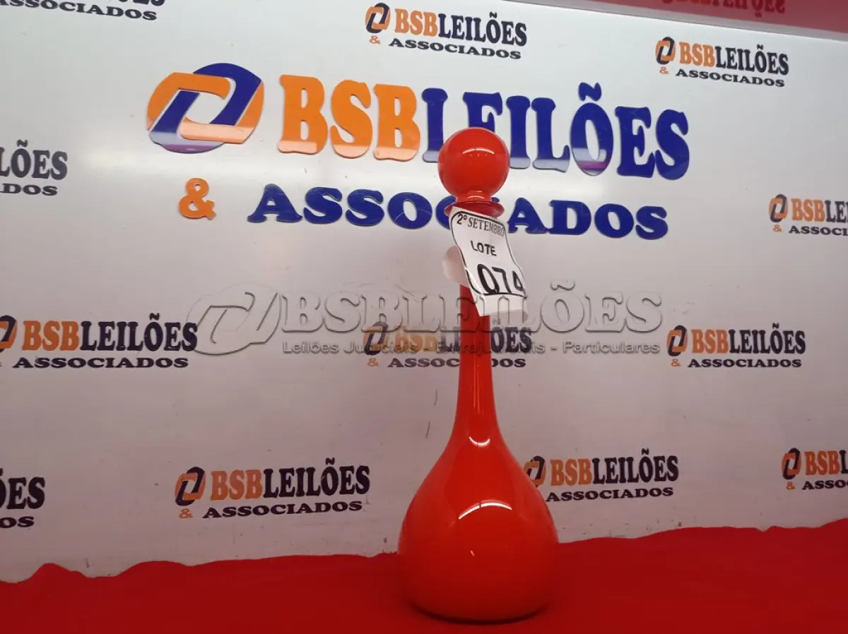 LOTE 074 - 01 GARRAFA MURANA VERMELHA C/ TAMPA. (NO ESTADO) ATENÇÃO! FAZER A VISITAÇÃO ANTES DE ARREMATAR, NÃO SABEMOS SE FUNCIONA. LEILÃO NÃO TEM GARANTIA E NEM DEVOLUÇÃO, SUJEITO A POSSÍVEIS AVARIAS VISÍVEIS/OCULTAS E/OU AUSÊNCIA DE COMPONENTES.