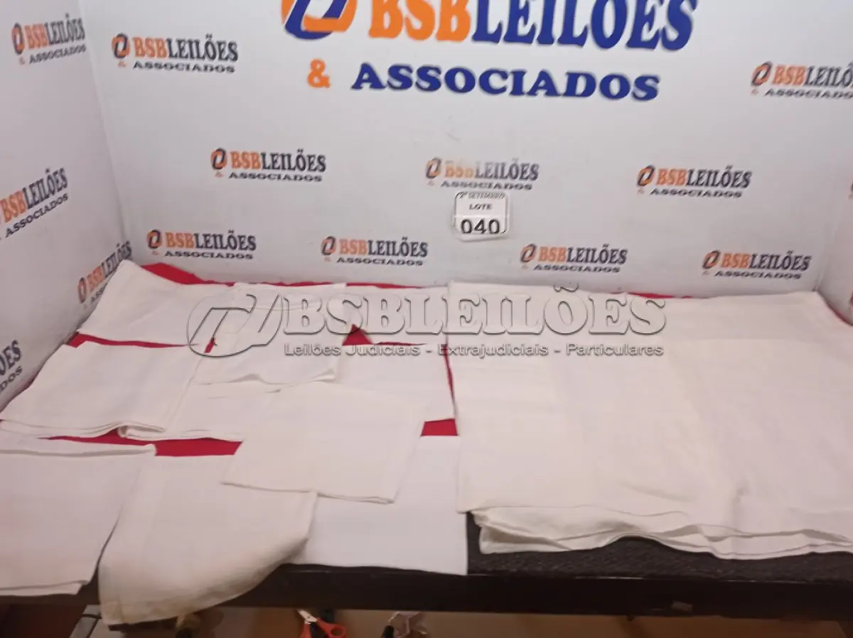 LOTE 040 - 01 TOALHA DE MESA EM LINHO NA COR BRANCA COM 11 GUARDANAPOS DE LINHO. (NO ESTADO) ATENÇÃO! FAZER A VISITAÇÃO ANTES DE ARREMATAR, NÃO SABEMOS SE FUNCIONA. LEILÃO NÃO TEM GARANTIA E NEM DEVOLUÇÃO, SUJEITO A POSSÍVEIS AVARIAS VISÍVEIS/OCULTAS E/OU AUSÊNCIA DE COMPONENTES.
