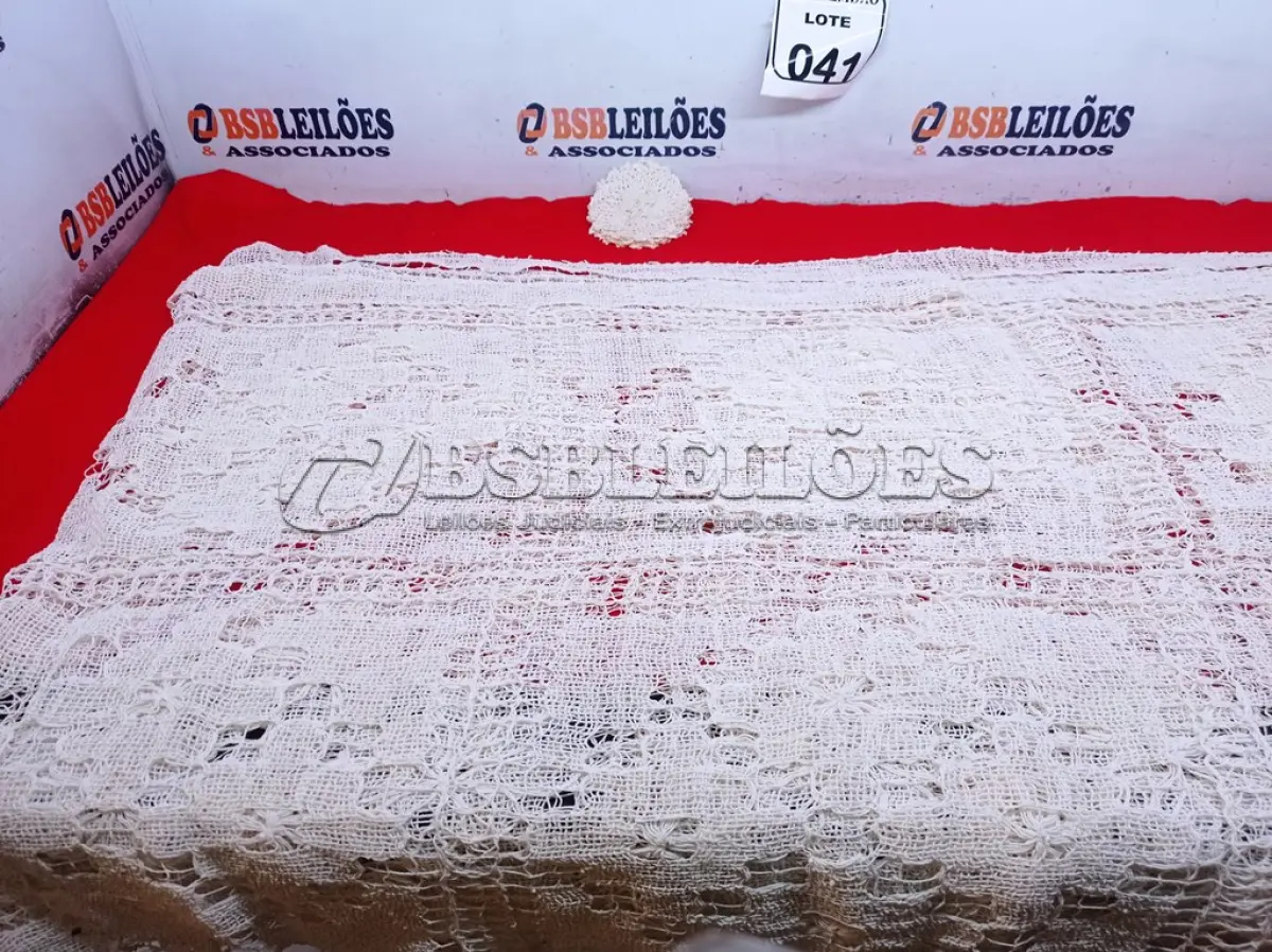 LOTE 041 - 01 TOALHA DE RENDA FILÉ COM 12 PORTA COPOS. (NO ESTADO) ATENÇÃO! FAZER A VISITAÇÃO ANTES DE ARREMATAR, NÃO SABEMOS SE FUNCIONA. LEILÃO NÃO TEM GARANTIA E NEM DEVOLUÇÃO, SUJEITO A POSSÍVEIS AVARIAS VISÍVEIS/OCULTAS E/OU AUSÊNCIA DE COMPONENTES.