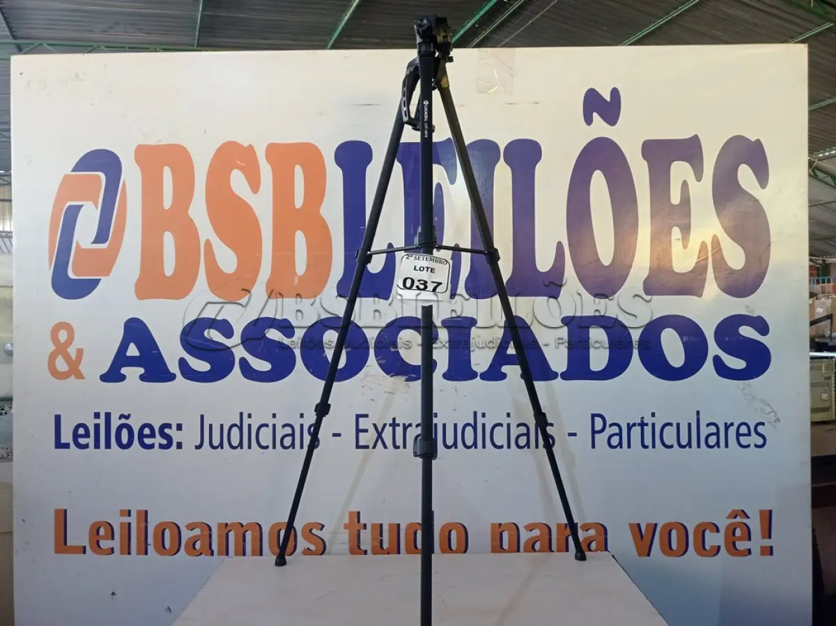 LOTE 037 - 01 TRIPÉ DE CÂMERA MARCA LUCACELL LCT-3016. (NO ESTADO) ATENÇÃO! FAZER A VISITAÇÃO ANTES DE ARREMATAR, NÃO SABEMOS SE FUNCIONA. LEILÃO NÃO TEM GARANTIA E NEM DEVOLUÇÃO, SUJEITO A POSSÍVEIS AVARIAS VISÍVEIS/OCULTAS E/OU AUSÊNCIA DE COMPONENTES.