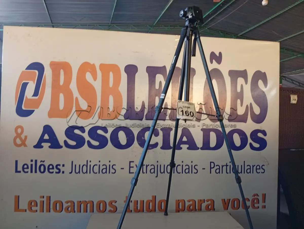 LOTE 160 - 01 TRIPÉ DE CÂMERA MARCA LUCACELL LCT-3016. (NO ESTADO) ATENÇÃO! FAZER A VISITAÇÃO ANTES DE ARREMATAR, NÃO SABEMOS SE FUNCIONA. LEILÃO NÃO TEM GARANTIA E NEM DEVOLUÇÃO, SUJEITO A POSSÍVEIS AVARIAS VISÍVEIS/OCULTAS E/OU AUSÊNCIA DE COMPONENTES.