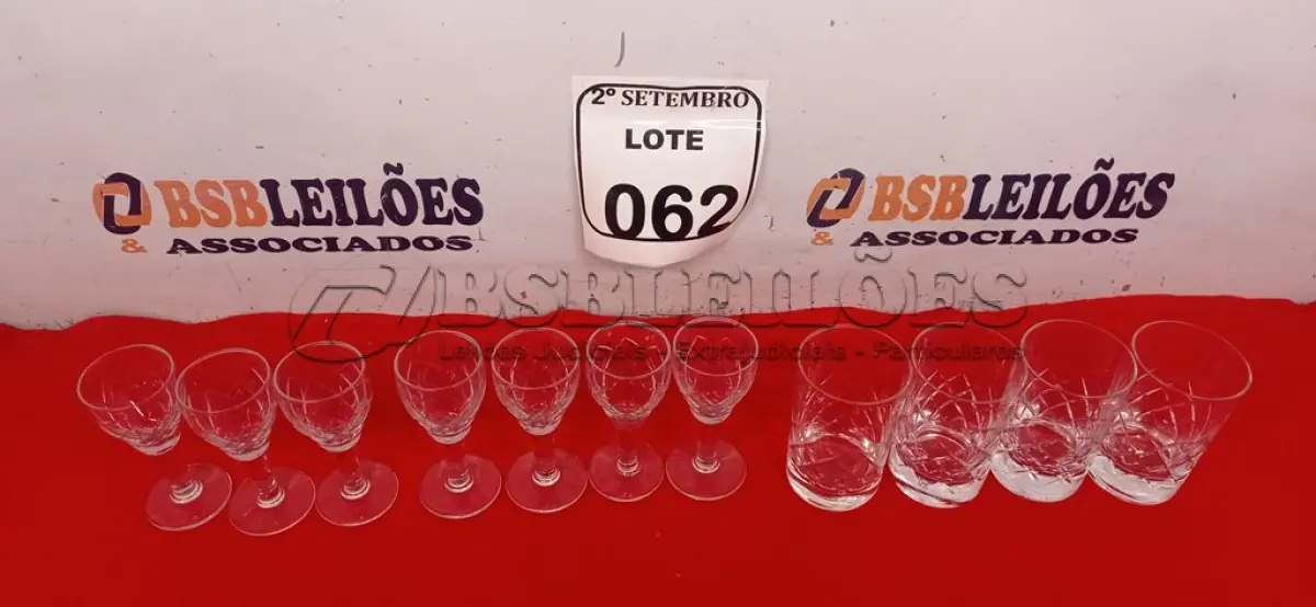 LOTE 062 - 01 JOGO DE CRISTAL COM 07 TAÇAS E 04 COPOS PARA LICOR. (NO ESTADO) ATENÇÃO! FAZER A VISITAÇÃO ANTES DE ARREMATAR, NÃO SABEMOS SE FUNCIONA. LEILÃO NÃO TEM GARANTIA E NEM DEVOLUÇÃO, SUJEITO A POSSÍVEIS AVARIAS VISÍVEIS/OCULTAS E/OU AUSÊNCIA DE COMPONENTES.