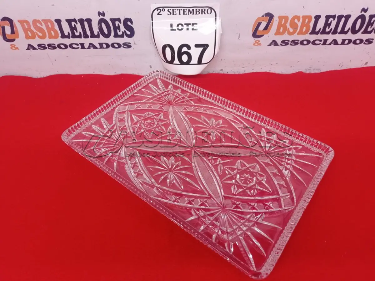 LOTE 067 - 01 BANDEJA CRISTAL BOHEMIA. (NO ESTADO) ATENÇÃO! FAZER A VISITAÇÃO ANTES DE ARREMATAR, NÃO SABEMOS SE FUNCIONA. LEILÃO NÃO TEM GARANTIA E NEM DEVOLUÇÃO, SUJEITO A POSSÍVEIS AVARIAS VISÍVEIS/OCULTAS E/OU AUSÊNCIA DE COMPONENTES.