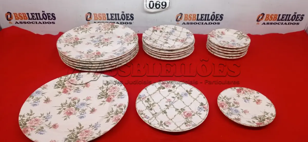 LOTE 069 - 06 PRATOS GRANDES, 06 PRATOS PEQUENOS E 06 PRATOS DE SOBREMESA FLORIDOS ALLEANZA. (NO ESTADO) ATENÇÃO! FAZER A VISITAÇÃO ANTES DE ARREMATAR, NÃO SABEMOS SE FUNCIONA. LEILÃO NÃO TEM GARANTIA E NEM DEVOLUÇÃO, SUJEITO A POSSÍVEIS AVARIAS VISÍVEIS/OCULTAS E/OU AUSÊNCIA DE COMPONENTES.