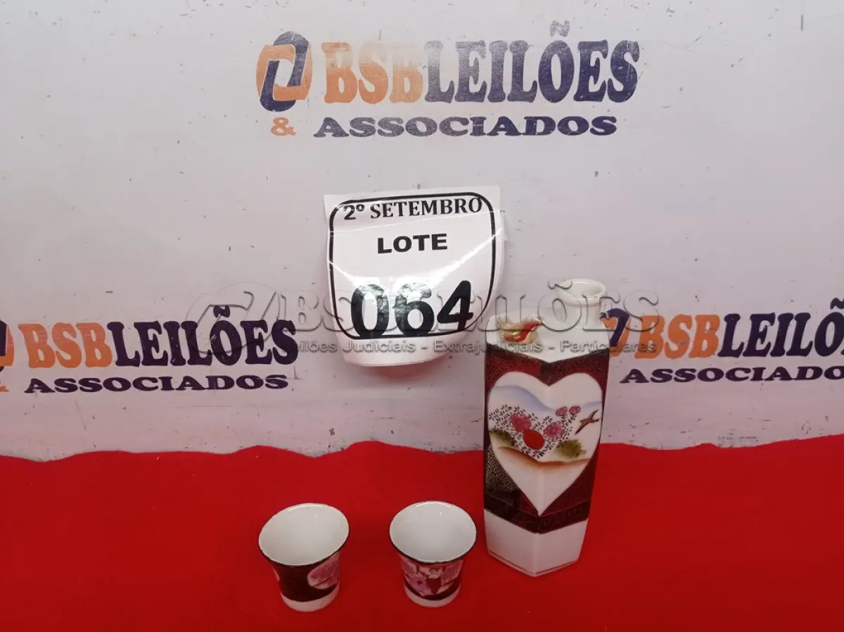 LOTE 064 - 01 GARRAFINHA DE SAQUE COM 02 COPOS FUNDO GUEISHA SATSUMA. (NO ESTADO) ATENÇÃO! FAZER A VISITAÇÃO ANTES DE ARREMATAR, NÃO SABEMOS SE FUNCIONA. LEILÃO NÃO TEM GARANTIA E NEM DEVOLUÇÃO, SUJEITO A POSSÍVEIS AVARIAS VISÍVEIS/OCULTAS E/OU AUSÊNCIA DE COMPONENTES.