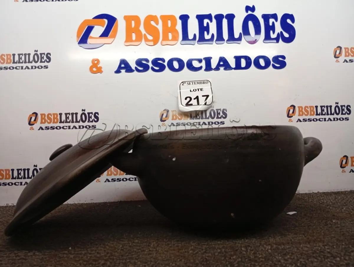 LOTE 217 - 01 PANELA DE BARRO. (NO ESTADO) ATENÇÃO! FAZER A VISITAÇÃO ANTES DE ARREMATAR, NÃO SABEMOS SE FUNCIONA. LEILÃO NÃO TEM GARANTIA E NEM DEVOLUÇÃO, SUJEITO A POSSÍVEIS AVARIAS VISÍVEIS/OCULTAS E/OU AUSÊNCIA DE COMPONENTES.
