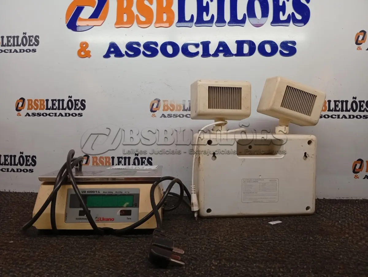 LOTE 218 - 01 LUMINÁRIA DE EMERGÊNCIA E 01 BALANÇA. (NO ESTADO) ATENÇÃO! FAZER A VISITAÇÃO ANTES DE ARREMATAR, NÃO SABEMOS SE FUNCIONA. LEILÃO NÃO TEM GARANTIA E NEM DEVOLUÇÃO, SUJEITO A POSSÍVEIS AVARIAS VISÍVEIS/OCULTAS E/OU AUSÊNCIA DE COMPONENTES.