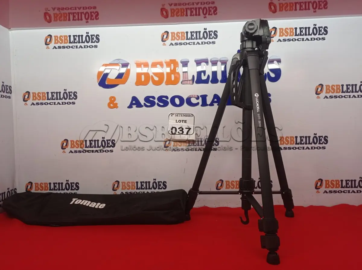 LOTE 037 - 01 TRIPÉ DE CÂMERA MARCA LUCACELL LCT-3016. (NO ESTADO) ATENÇÃO! FAZER A VISITAÇÃO ANTES DE ARREMATAR, NÃO SABEMOS SE FUNCIONA. LEILÃO NÃO TEM GARANTIA E NEM DEVOLUÇÃO, SUJEITO A POSSÍVEIS AVARIAS VISÍVEIS/OCULTAS E/OU AUSÊNCIA DE COMPONENTES.