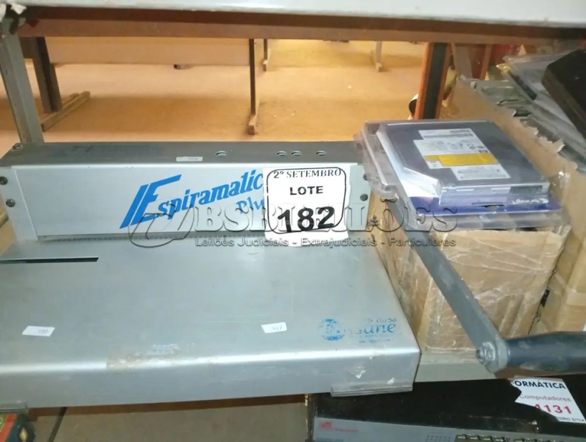 LOTE 182 - 01 TABELA PARA ENCADERNAR E DIVERSOS HDS. (NO ESTADO) ATENÇÃO! FAZER A VISITAÇÃO ANTES DE ARREMATAR, NÃO SABEMOS SE FUNCIONA. LEILÃO NÃO TEM GARANTIA E NEM DEVOLUÇÃO, SUJEITO A POSSÍVEIS AVARIAS VISÍVEIS/OCULTAS E/OU AUSÊNCIA DE COMPONENTES.