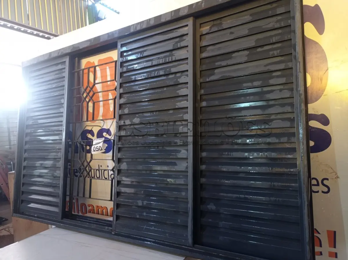 LOTE 050 - 01 JANELA VENEZIANA 2X1. (NO ESTADO) ATENÇÃO! FAZER A VISITAÇÃO ANTES DE ARREMATAR, NÃO SABEMOS SE FUNCIONA. LEILÃO NÃO TEM GARANTIA E NEM DEVOLUÇÃO, SUJEITO A POSSÍVEIS AVARIAS VISÍVEIS/OCULTAS E/OU AUSÊNCIA DE COMPONENTES.