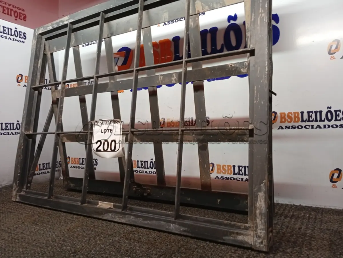 LOTE 200 - 01 JANELA VENEZIANA 80X60. (NO ESTADO) ATENÇÃO! FAZER A VISITAÇÃO ANTES DE ARREMATAR, NÃO SABEMOS SE FUNCIONA. LEILÃO NÃO TEM GARANTIA E NEM DEVOLUÇÃO, SUJEITO A POSSÍVEIS AVARIAS VISÍVEIS/OCULTAS E/OU AUSÊNCIA DE COMPONENTES.