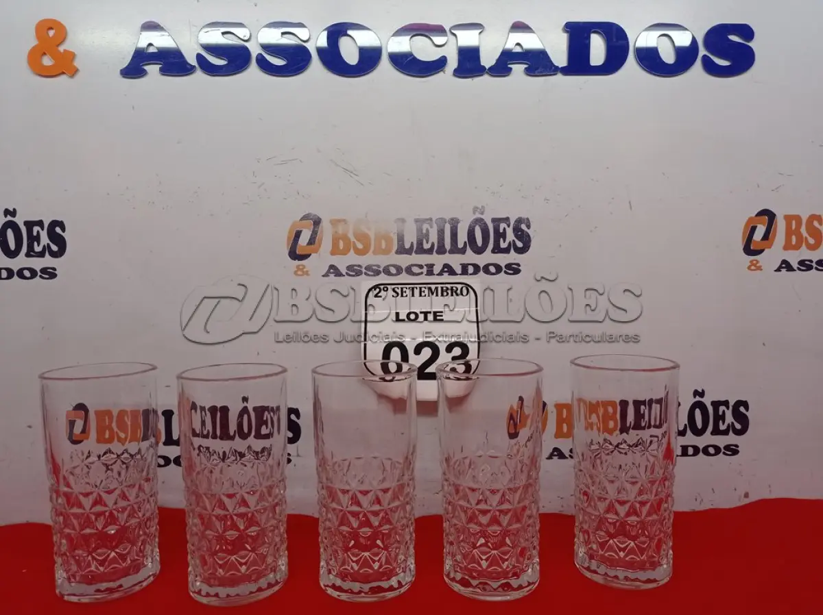 LOTE 023 - 05 COPOS DE VIDRO DIVERSOS. (NO ESTADO) ATENÇÃO! FAZER A VISITAÇÃO ANTES DE ARREMATAR, NÃO SABEMOS SE FUNCIONA. LEILÃO NÃO TEM GARANTIA E NEM DEVOLUÇÃO, SUJEITO A POSSÍVEIS AVARIAS VISÍVEIS/OCULTAS E/OU AUSÊNCIA DE COMPONENTES.