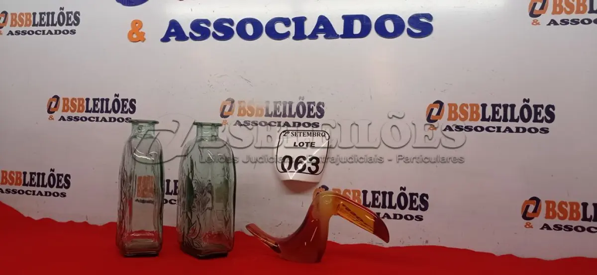 LOTE 063 - 01 ESCULTURA ACRÍLICO REPRESENTANDO TUCANO PALATINIK E 02 GARRAFAS DE VIDRO. (NO ESTADO) ATENÇÃO! FAZER A VISITAÇÃO ANTES DE ARREMATAR, NÃO SABEMOS SE FUNCIONA. LEILÃO NÃO TEM GARANTIA E NEM DEVOLUÇÃO, SUJEITO A POSSÍVEIS AVARIAS VISÍVEIS/OCULTAS E/OU AUSÊNCIA DE COMPONENTES.