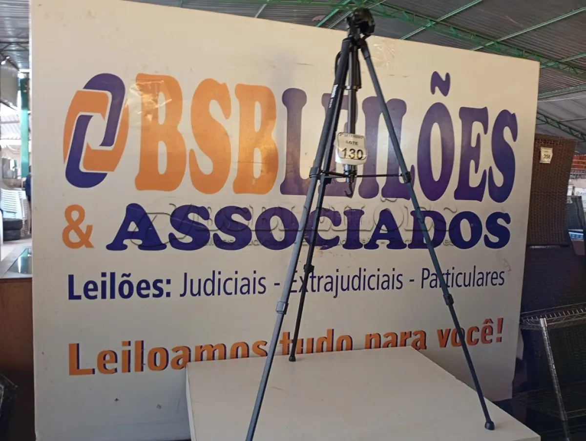 LOTE 130 - 01 TRIPÉ DE CÂMERA MARCA LUCACELL LCT-3016. (NO ESTADO) ATENÇÃO! FAZER A VISITAÇÃO ANTES DE ARREMATAR, NÃO SABEMOS SE FUNCIONA. LEILÃO NÃO TEM GARANTIA E NEM DEVOLUÇÃO, SUJEITO A POSSÍVEIS AVARIAS VISÍVEIS/OCULTAS E/OU AUSÊNCIA DE COMPONENTES.