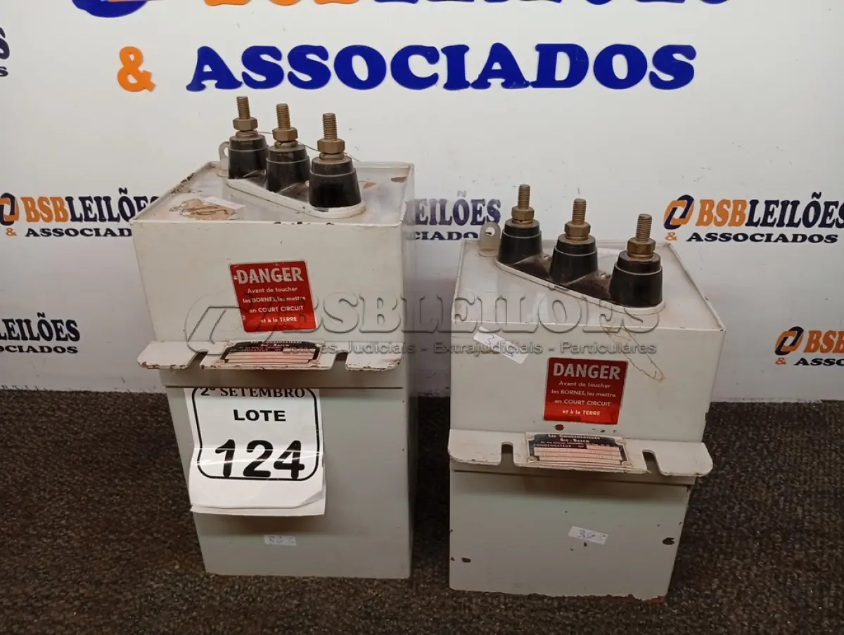 LOTE 124 - 02 CAPACITORES. (NO ESTADO) ATENÇÃO! FAZER A VISITAÇÃO ANTES DE ARREMATAR, NÃO SABEMOS SE FUNCIONA. LEILÃO NÃO TEM GARANTIA E NEM DEVOLUÇÃO, SUJEITO A POSSÍVEIS AVARIAS VISÍVEIS/OCULTAS E/OU AUSÊNCIA DE COMPONENTES.