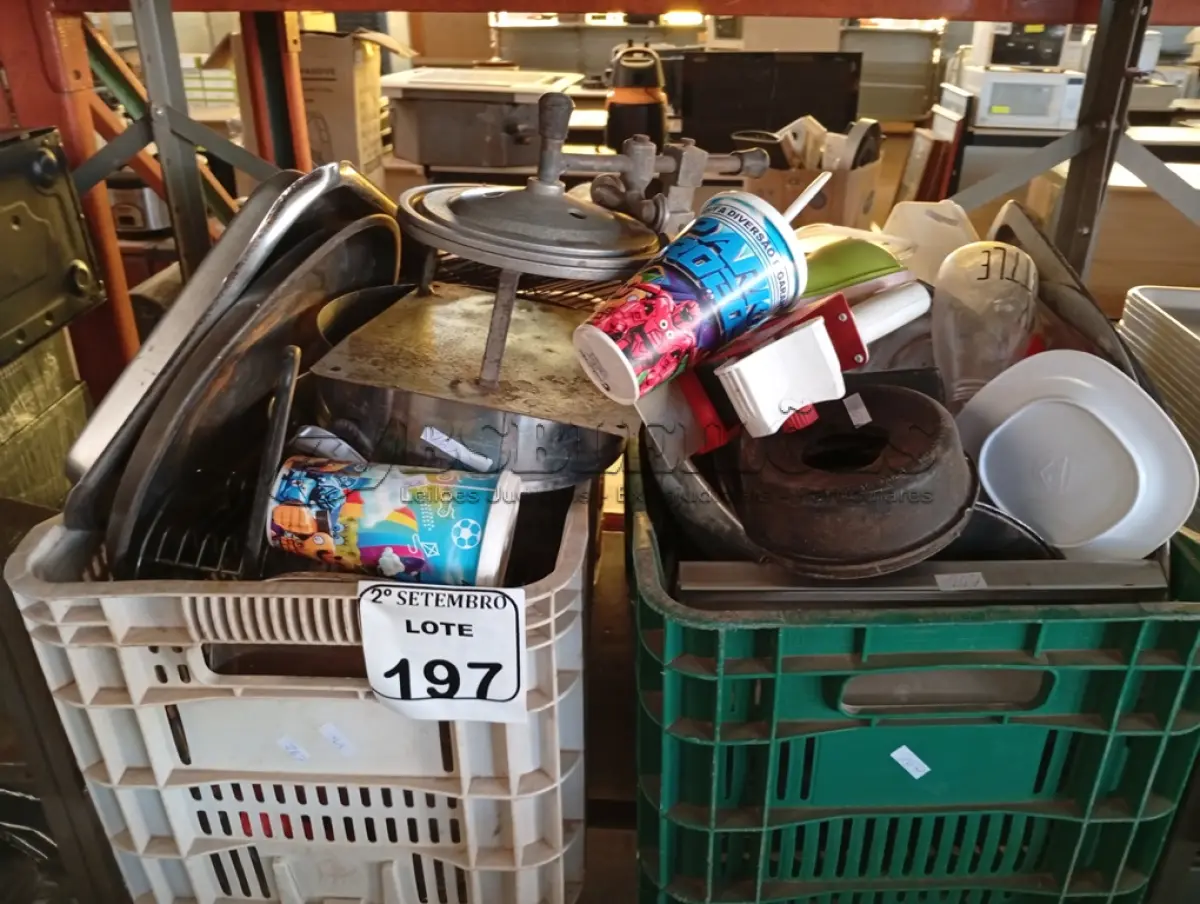 LOTE 197 - 01 LOTE COM UTENSÍLIOS DIVERSOS. (NO ESTADO) ATENÇÃO! FAZER A VISITAÇÃO ANTES DE ARREMATAR, NÃO SABEMOS SE FUNCIONA. LEILÃO NÃO TEM GARANTIA E NEM DEVOLUÇÃO, SUJEITO A POSSÍVEIS AVARIAS VISÍVEIS/OCULTAS E/OU AUSÊNCIA DE COMPONENTES.