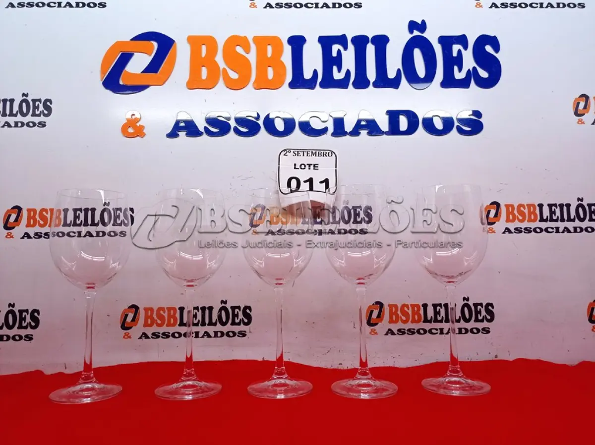 LOTE 011 - 05 TAÇAS DE VIDRO FINO. (NO ESTADO) ATENÇÃO! FAZER A VISITAÇÃO ANTES DE ARREMATAR, NÃO SABEMOS SE FUNCIONA. LEILÃO NÃO TEM GARANTIA E NEM DEVOLUÇÃO, SUJEITO A POSSÍVEIS AVARIAS VISÍVEIS/OCULTAS E/OU AUSÊNCIA DE COMPONENTES.