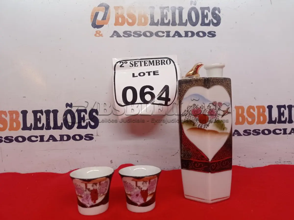 LOTE 064 - 01 GARRAFINHA DE SAQUE COM 02 COPOS FUNDO GUEISHA SATSUMA. (NO ESTADO) ATENÇÃO! FAZER A VISITAÇÃO ANTES DE ARREMATAR, NÃO SABEMOS SE FUNCIONA. LEILÃO NÃO TEM GARANTIA E NEM DEVOLUÇÃO, SUJEITO A POSSÍVEIS AVARIAS VISÍVEIS/OCULTAS E/OU AUSÊNCIA DE COMPONENTES.