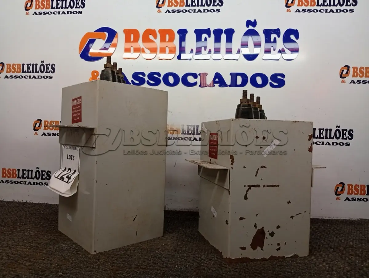 LOTE 124 - 02 CAPACITORES. (NO ESTADO) ATENÇÃO! FAZER A VISITAÇÃO ANTES DE ARREMATAR, NÃO SABEMOS SE FUNCIONA. LEILÃO NÃO TEM GARANTIA E NEM DEVOLUÇÃO, SUJEITO A POSSÍVEIS AVARIAS VISÍVEIS/OCULTAS E/OU AUSÊNCIA DE COMPONENTES.