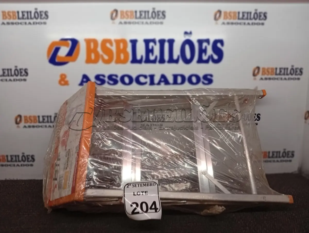 LOTE 204 - 01 BANCO ESCADA DE ALUMÍNIO MARCA BTF. (NO ESTADO) ATENÇÃO! FAZER A VISITAÇÃO ANTES DE ARREMATAR, NÃO SABEMOS SE FUNCIONA. LEILÃO NÃO TEM GARANTIA E NEM DEVOLUÇÃO, SUJEITO A POSSÍVEIS AVARIAS VISÍVEIS/OCULTAS E/OU AUSÊNCIA DE COMPONENTES.