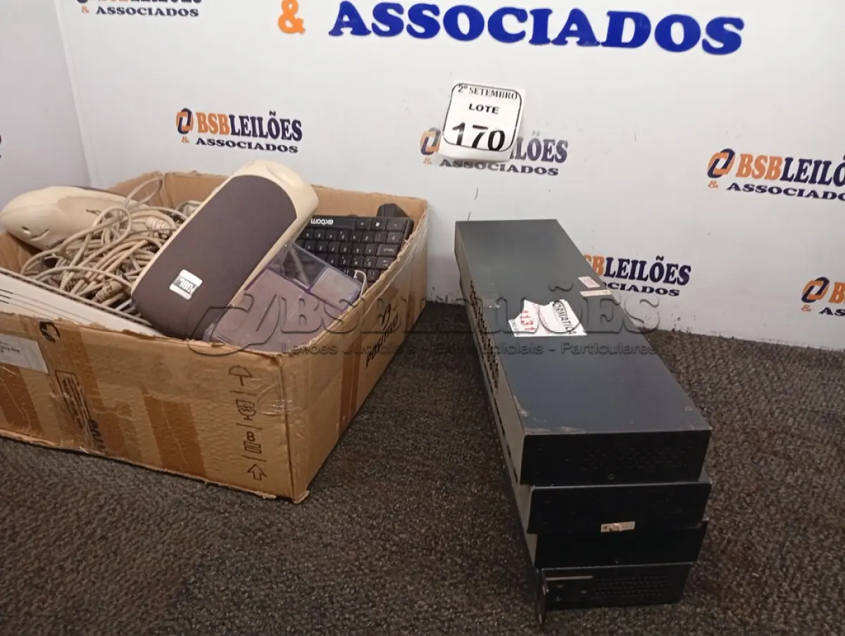 LOTE 170 - 01 LOTE COM 04 SWITCHES E MATERIAIS DIVERSOS. (NO ESTADO) ATENÇÃO! FAZER A VISITAÇÃO ANTES DE ARREMATAR, NÃO SABEMOS SE FUNCIONA. LEILÃO NÃO TEM GARANTIA E NEM DEVOLUÇÃO, SUJEITO A POSSÍVEIS AVARIAS VISÍVEIS/OCULTAS E/OU AUSÊNCIA DE COMPONENTES.