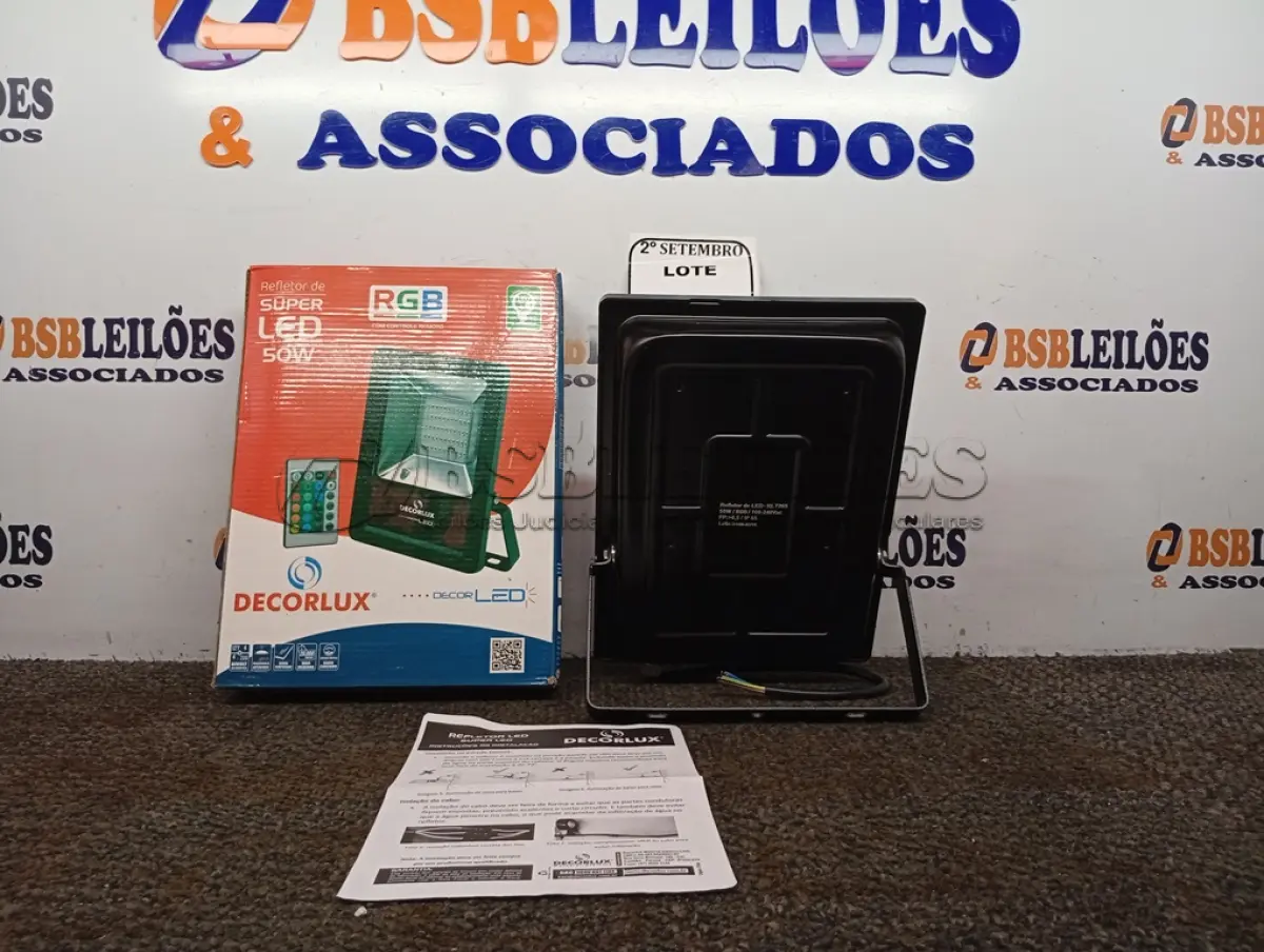 LOTE 173 - 01 REFLETOR DECORLED SUPERLED 220V 50W RGB PT – DECORLUX NOVO. (NO ESTADO) ATENÇÃO! FAZER A VISITAÇÃO ANTES DE ARREMATAR, NÃO SABEMOS SE FUNCIONA. LEILÃO NÃO TEM GARANTIA E NEM DEVOLUÇÃO, SUJEITO A POSSÍVEIS AVARIAS VISÍVEIS/OCULTAS E/OU AUSÊNCIA DE COMPONENTES.