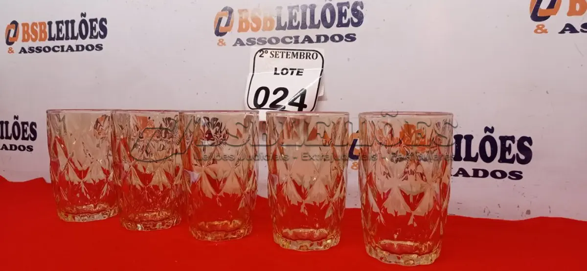 LOTE 024 - 05 COPOS DE VIDRO. (NO ESTADO) ATENÇÃO! FAZER A VISITAÇÃO ANTES DE ARREMATAR, NÃO SABEMOS SE FUNCIONA. LEILÃO NÃO TEM GARANTIA E NEM DEVOLUÇÃO, SUJEITO A POSSÍVEIS AVARIAS VISÍVEIS/OCULTAS E/OU AUSÊNCIA DE COMPONENTES.
