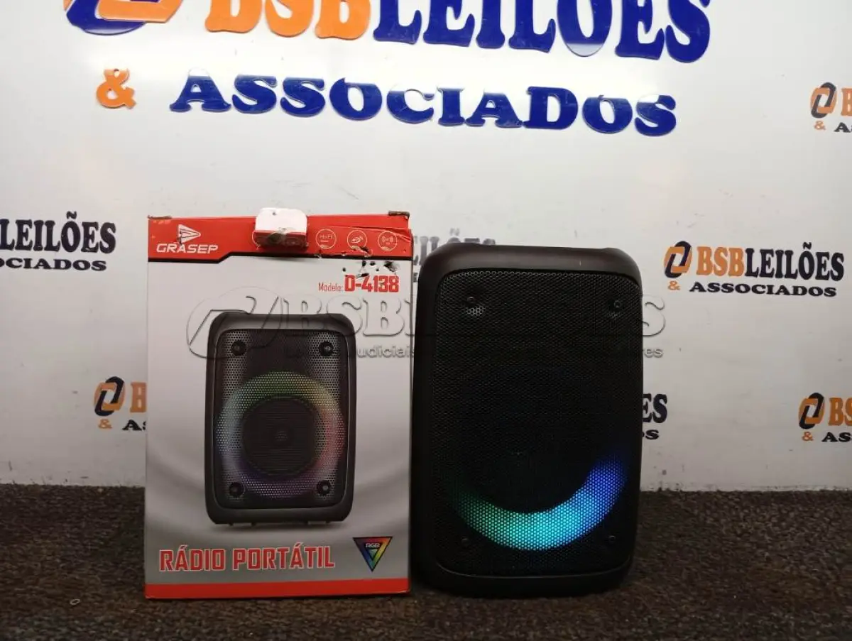 LOTE 100 - 01 RÁDIO PORTÁTIL MARCA GRASEP MODELO D-4138 (NOVO) .  (NO ESTADO, NÃO SABEMOS SE FUNCIONA. LEILÃO NÃO TEM GARANTIA E NEM DEVOLUÇÃO, SUJEITO A POSSÍVEIS AVARIAS VISÍVEIS/OCULTAS E/OU AUSÊNCIA DE COMPONENTES)