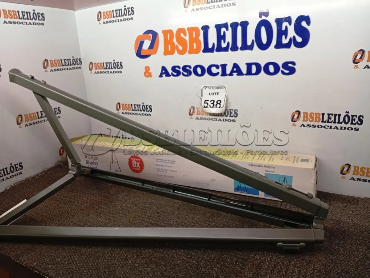 LOTE 538 - 01 TRIPÉ PARA SEGURAR MESA DE PROJEÇÃO. (NO ESTADO) ATENÇÃO! FAZER A VISITAÇÃO ANTES DE ARREMATAR, NÃO SABEMOS SE FUNCIONA. LEILÃO NÃO TEM GARANTIA E NEM DEVOLUÇÃO, SUJEITO A POSSÍVEIS AVARIAS VISÍVEIS/OCULTAS E/OU AUSÊNCIA DE COMPONENTES.
