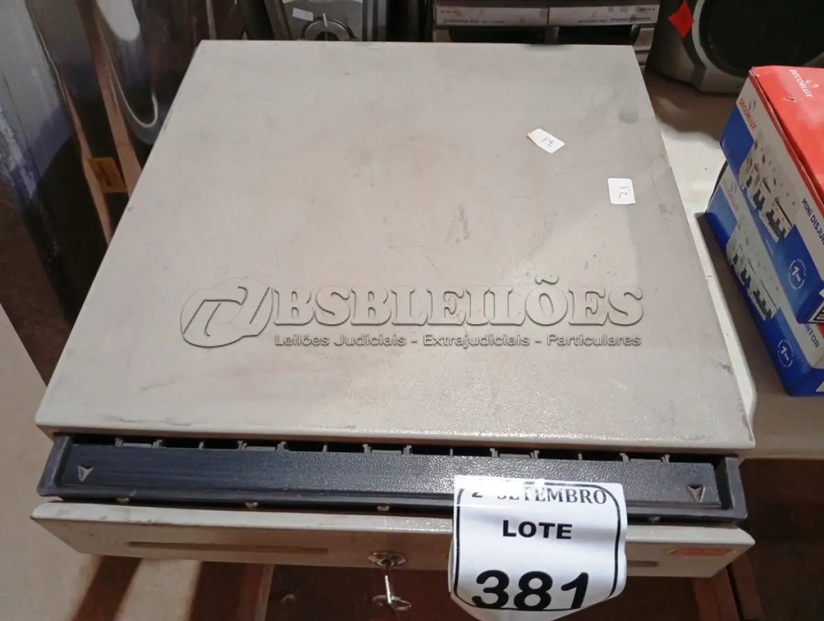 LOTE 381 - 01 CAIXA REGISTRADORA. (NO ESTADO) ATENÇÃO! FAZER A VISITAÇÃO ANTES DE ARREMATAR, NÃO SABEMOS SE FUNCIONA. LEILÃO NÃO TEM GARANTIA E NEM DEVOLUÇÃO, SUJEITO A POSSÍVEIS AVARIAS VISÍVEIS/OCULTAS E/OU AUSÊNCIA DE COMPONENTES.