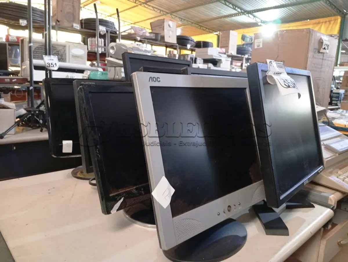 LOTE 356 - 08 MONITORES LCD MARCAS E MODELOS DIVERSOS PARA A RETIRADA DE PEÇAS. (NO ESTADO) ATENÇÃO! FAZER A VISITAÇÃO ANTES DE ARREMATAR, NÃO SABEMOS SE FUNCIONA. LEILÃO NÃO TEM GARANTIA E NEM DEVOLUÇÃO, SUJEITO A POSSÍVEIS AVARIAS VISÍVEIS/OCULTAS E/OU AUSÊNCIA DE COMPONENTES.