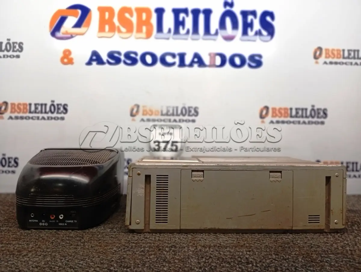 LOTE 375 - 01 TV/RÁDIO PRECISION E 01 TV/RÁDIO/CASSETE BAKOSONIC. (NO ESTADO) ATENÇÃO! FAZER A VISITAÇÃO ANTES DE ARREMATAR, NÃO SABEMOS SE FUNCIONA. LEILÃO NÃO TEM GARANTIA E NEM DEVOLUÇÃO, SUJEITO A POSSÍVEIS AVARIAS VISÍVEIS/OCULTAS E/OU AUSÊNCIA DE COMPONENTES.