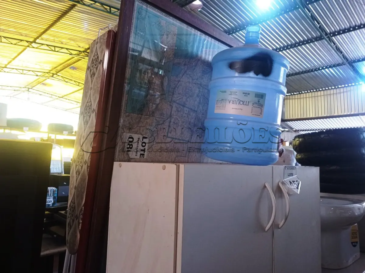 LOTE 458 - 01 CAMA DOBRÁVEL, 01 TÁBUA DE PASSAR, 03 QUADROS, 01 ARMÁRIO BAIXO 02 PORTAS E 01 GALÃO. (NO ESTADO) ATENÇÃO! FAZER A VISITAÇÃO ANTES DE ARREMATAR, NÃO SABEMOS SE FUNCIONA. LEILÃO NÃO TEM GARANTIA E NEM DEVOLUÇÃO, SUJEITO A POSSÍVEIS AVARIAS VISÍVEIS/OCULTAS E/OU AUSÊNCIA DE COMPONENTES.