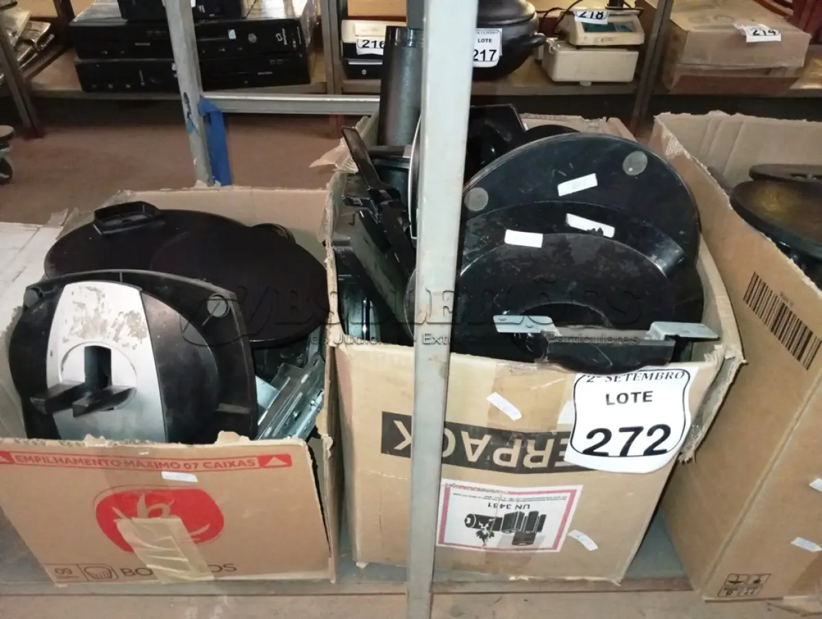 LOTE 272 - 01 LOTE COM GRANDE QUANTIDADE DE PÉS PARA MONITORES. (NO ESTADO) ATENÇÃO! FAZER A VISITAÇÃO ANTES DE ARREMATAR, NÃO SABEMOS SE FUNCIONA. LEILÃO NÃO TEM GARANTIA E NEM DEVOLUÇÃO, SUJEITO A POSSÍVEIS AVARIAS VISÍVEIS/OCULTAS E/OU AUSÊNCIA DE COMPONENTES.