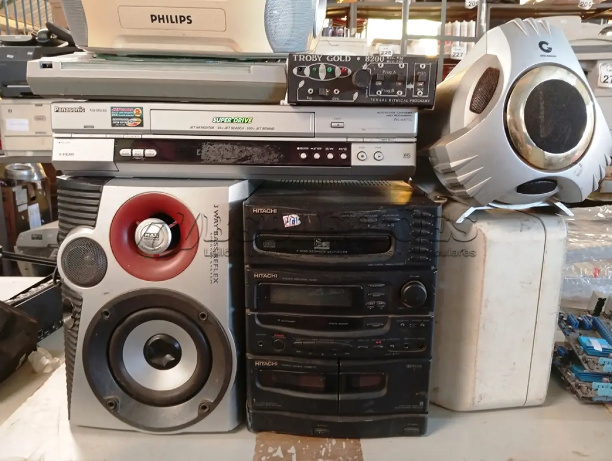 LOTE 349 - 01 VIDEOCASSETE, 01 TOCA CD, 03 CAIXAS DE SOM, 01 MICRO SYSTEM E 01SUCATA ELETRÔNICA.  (NO ESTADO) ATENÇÃO! FAZER A VISITAÇÃO ANTES DE ARREMATAR, NÃO SABEMOS SE FUNCIONA. LEILÃO NÃO TEM GARANTIA E NEM DEVOLUÇÃO, SUJEITO A POSSÍVEIS AVARIAS VISÍVEIS/OCULTAS E/OU AUSÊNCIA DE COMPONENTES.