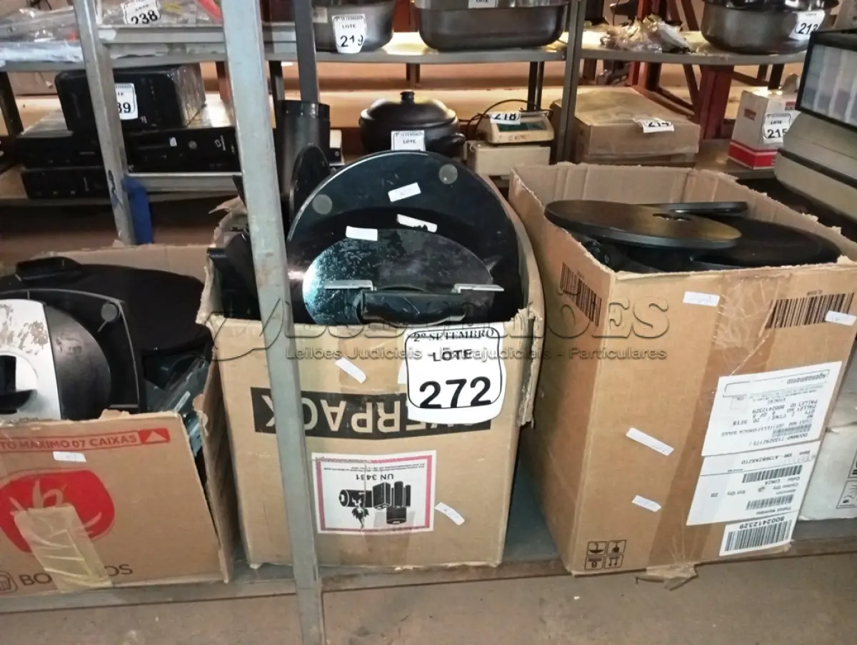 LOTE 272 - 01 LOTE COM GRANDE QUANTIDADE DE PÉS PARA MONITORES. (NO ESTADO) ATENÇÃO! FAZER A VISITAÇÃO ANTES DE ARREMATAR, NÃO SABEMOS SE FUNCIONA. LEILÃO NÃO TEM GARANTIA E NEM DEVOLUÇÃO, SUJEITO A POSSÍVEIS AVARIAS VISÍVEIS/OCULTAS E/OU AUSÊNCIA DE COMPONENTES.