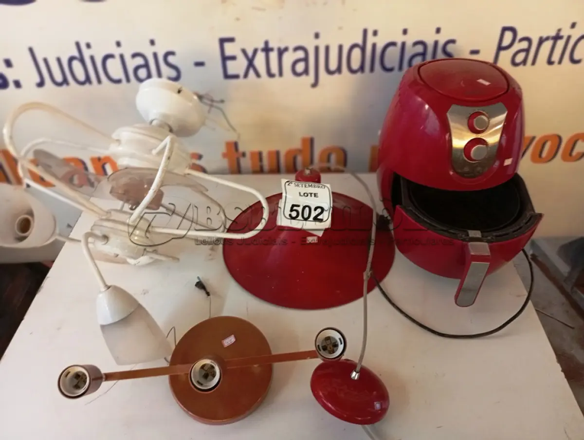 LOTE 502 - 01 AIR FRYER, 01 LUMINÁRIA E 01 VENTILADOR DE TETO. (NO ESTADO) ATENÇÃO! FAZER A VISITAÇÃO ANTES DE ARREMATAR, NÃO SABEMOS SE FUNCIONA. LEILÃO NÃO TEM GARANTIA E NEM DEVOLUÇÃO, SUJEITO A POSSÍVEIS AVARIAS VISÍVEIS/OCULTAS E/OU AUSÊNCIA DE COMPONENTES.